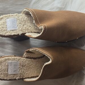 7.5 women Clogs like mew